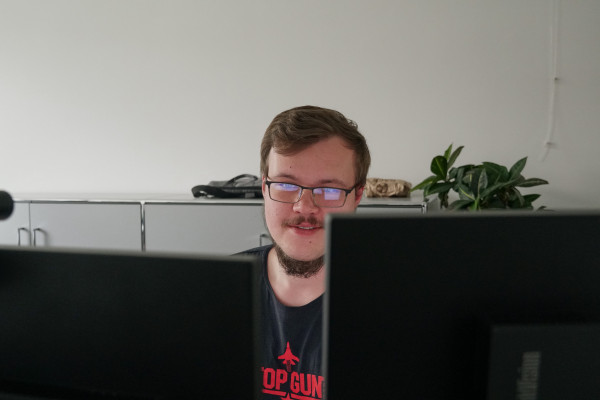 Tobias an seinem Arbeitsplatz im Bereich Cloud.