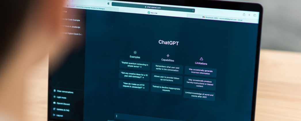 Laptop mit ChatGPT offen