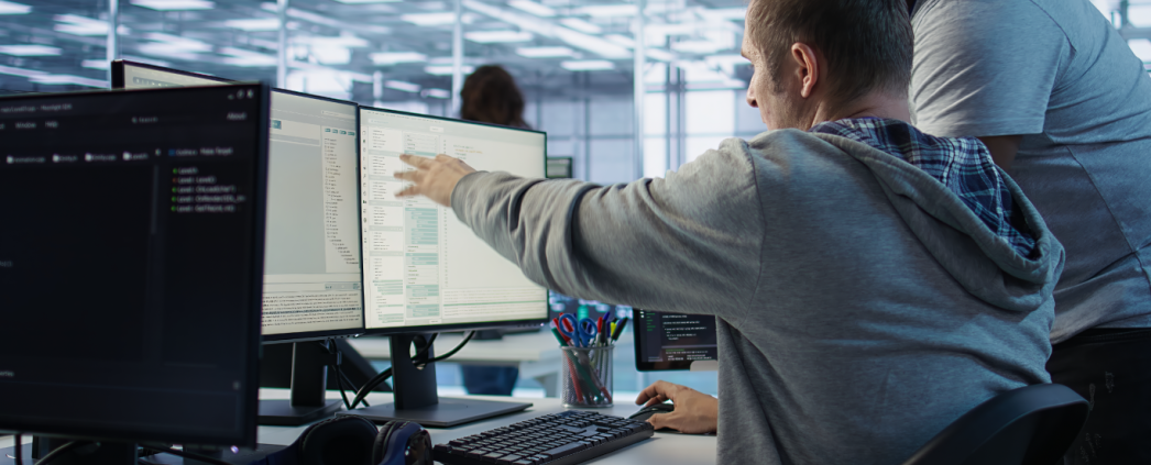 Software Entwickler vor Computer